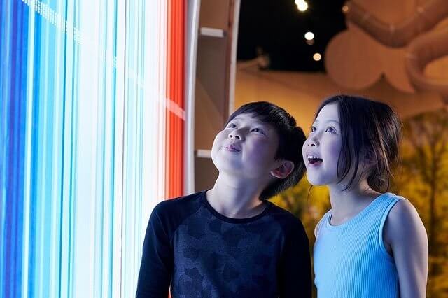 Two kids at the cox science center and aquarium